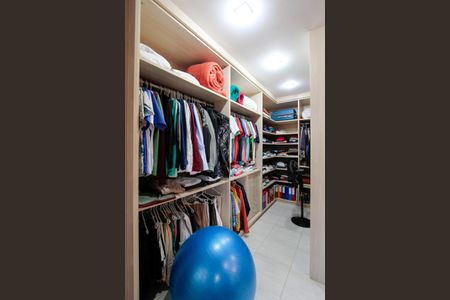 Casa de condomínio à venda com 1700m², 4 quartos e 3 vagasCloset Suíte 2