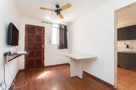Sala  de apartamento para alugar com 3 quartos, 57m² em Conjunto Residencial José Bonifácio, São Paulo