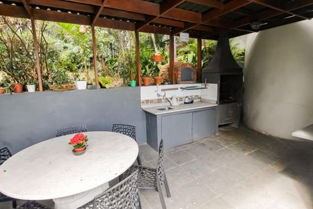 Casa à venda com 700m², 3 quartos e 6 vagas Casa à venda com 700m², 3 quartos e 6 vagasChurrasqueira