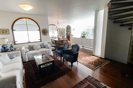 Casa à venda com 700m², 3 quartos e 6 vagas Casa à venda com 700m², 3 quartos e 6 vagasSala 1