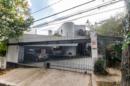 Casa à venda com 700m², 3 quartos e 6 vagas Casa à venda com 700m², 3 quartos e 6 vagasFachada