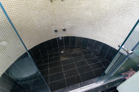 Casa à venda com 700m², 3 quartos e 6 vagas Casa à venda com 700m², 3 quartos e 6 vagasBanheiro da Suíte 2