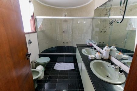 Casa à venda com 700m², 3 quartos e 6 vagas Casa à venda com 700m², 3 quartos e 6 vagasBanheiro da Suíte 2