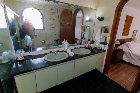 Casa à venda com 700m², 3 quartos e 6 vagas Casa à venda com 700m², 3 quartos e 6 vagasBanheiro da Suíte 2