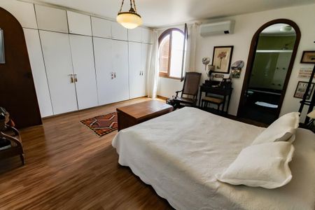 Casa à venda com 700m², 3 quartos e 6 vagas Casa à venda com 700m², 3 quartos e 6 vagasSuíte 2