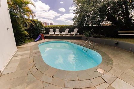 Casa à venda com 700m², 3 quartos e 6 vagas Casa à venda com 700m², 3 quartos e 6 vagasPiscina