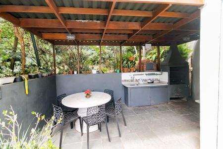 Casa à venda com 700m², 3 quartos e 6 vagas Casa à venda com 700m², 3 quartos e 6 vagasChurrasqueira