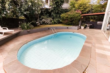 Casa à venda com 700m², 3 quartos e 6 vagas Casa à venda com 700m², 3 quartos e 6 vagasPiscina