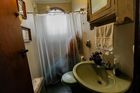 Casa à venda com 700m², 3 quartos e 6 vagas Casa à venda com 700m², 3 quartos e 6 vagasBanheiro