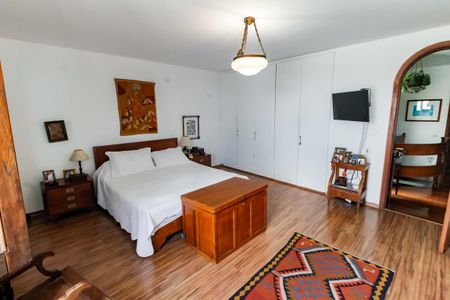 Casa à venda com 700m², 3 quartos e 6 vagas Casa à venda com 700m², 3 quartos e 6 vagasSuíte 2