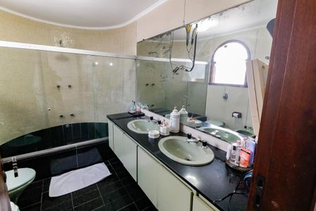 Casa à venda com 700m², 3 quartos e 6 vagas Casa à venda com 700m², 3 quartos e 6 vagasBanheiro da Suíte 2