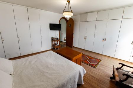 Casa à venda com 700m², 3 quartos e 6 vagas Casa à venda com 700m², 3 quartos e 6 vagasSuíte 2