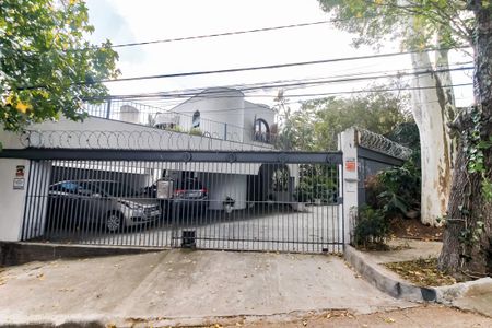 Casa à venda com 700m², 3 quartos e 6 vagas Casa à venda com 700m², 3 quartos e 6 vagasFachada