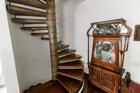 Casa à venda com 700m², 3 quartos e 6 vagas Casa à venda com 700m², 3 quartos e 6 vagasEscada