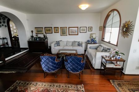 Casa à venda com 700m², 3 quartos e 6 vagas Casa à venda com 700m², 3 quartos e 6 vagasSala 1