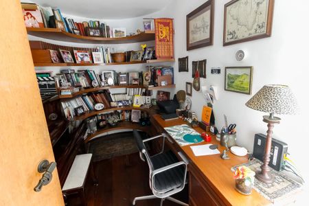 Casa à venda com 700m², 3 quartos e 6 vagas Casa à venda com 700m², 3 quartos e 6 vagasEscritório