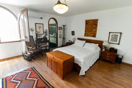 Casa à venda com 700m², 3 quartos e 6 vagas Casa à venda com 700m², 3 quartos e 6 vagasSuíte 2