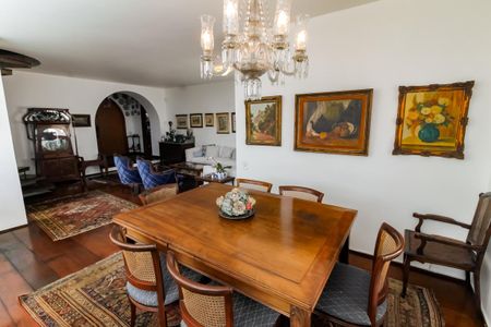 Casa à venda com 700m², 3 quartos e 6 vagas Casa à venda com 700m², 3 quartos e 6 vagasSala 2