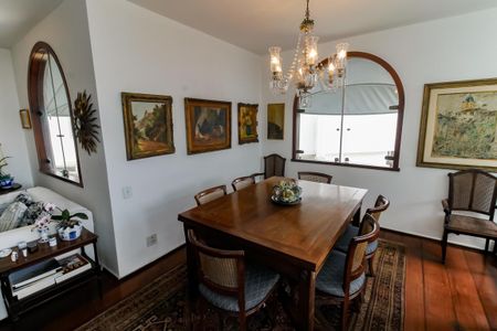 Casa à venda com 700m², 3 quartos e 6 vagas Casa à venda com 700m², 3 quartos e 6 vagasSala 2