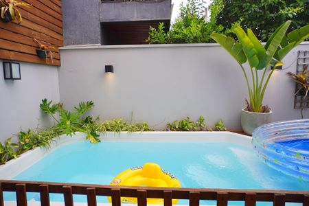 Casa de condomínio à venda com 129m², 3 quartos e 1 vagaPiscina