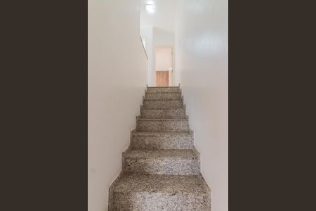 Casa de condomínio à venda com 157m², 3 quartos e 3 vagasEscada