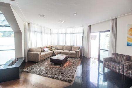 Casa de condomínio à venda com 800m², 4 quartos e 16 vagasSala