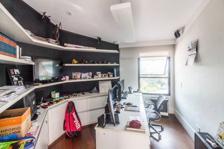 Casa de condomínio à venda com 800m², 4 quartos e 16 vagasEscritório