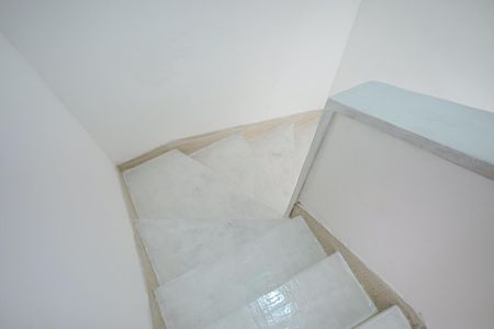 Casa à venda com 125m², 4 quartos e 2 vagasEscada