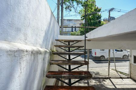 Casa à venda com 125m², 4 quartos e 2 vagasEscada para o terraço 