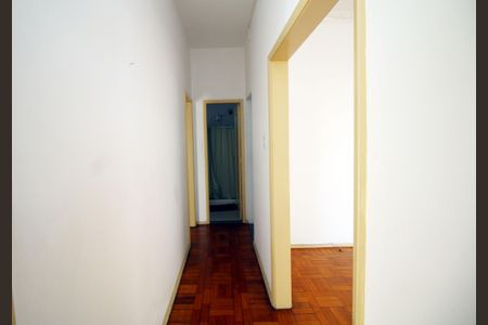 Corredor de apartamento à venda com 3 quartos, 60m² em Olaria, Rio de Janeiro