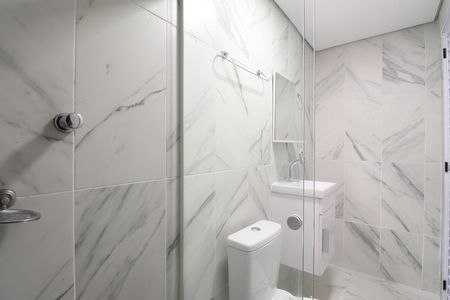 Banheiro de kitnet/studio para alugar com 1 quarto, 15m² em Barra Funda, São Paulo