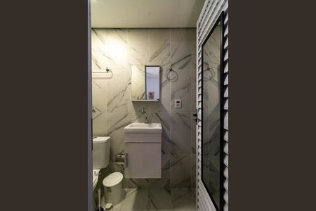 Banheiro social de kitnet/studio para alugar com 1 quarto, 15m² em Barra Funda, São Paulo