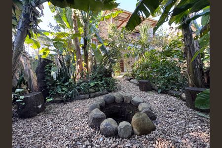 Casa à venda com 247m², 3 quartos e 4 vagas Casa à venda com 247m², 3 quartos e 4 vagasQuintal