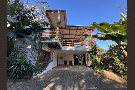 Casa à venda com 247m², 3 quartos e 4 vagas Casa à venda com 247m², 3 quartos e 4 vagasFachada da casa