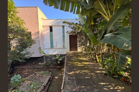 Casa à venda com 247m², 3 quartos e 4 vagas Casa à venda com 247m², 3 quartos e 4 vagasQuintal