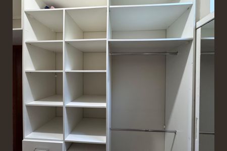 Casa à venda com 247m², 3 quartos e 4 vagas Casa à venda com 247m², 3 quartos e 4 vagasCloset