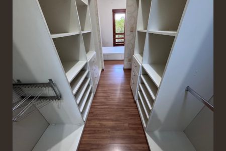 Casa à venda com 247m², 3 quartos e 4 vagas Casa à venda com 247m², 3 quartos e 4 vagasCloset