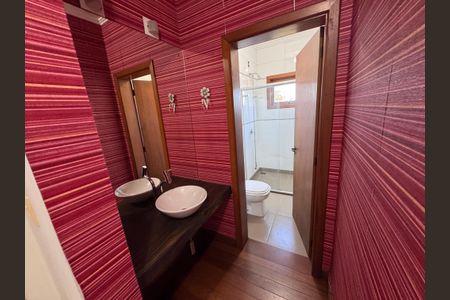 Casa à venda com 247m², 3 quartos e 4 vagas Casa à venda com 247m², 3 quartos e 4 vagasBanheiro