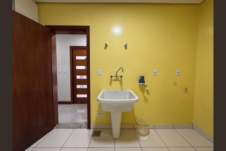 Casa à venda com 247m², 3 quartos e 4 vagas Casa à venda com 247m², 3 quartos e 4 vagasÁrea de Serviço