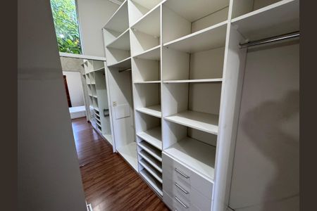 Casa à venda com 247m², 3 quartos e 4 vagas Casa à venda com 247m², 3 quartos e 4 vagasCloset