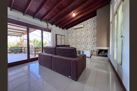 Casa à venda com 247m², 3 quartos e 4 vagas Casa à venda com 247m², 3 quartos e 4 vagasSala