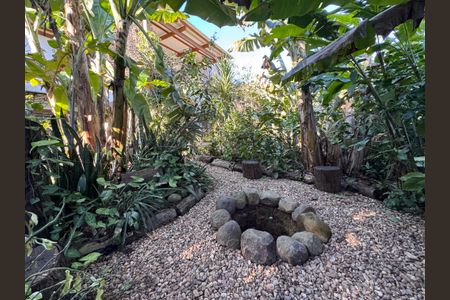 Casa à venda com 247m², 3 quartos e 4 vagas Casa à venda com 247m², 3 quartos e 4 vagasQuintal