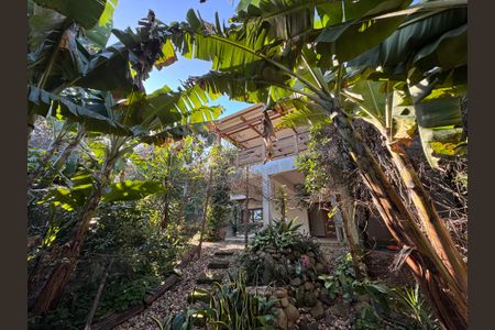 Casa à venda com 247m², 3 quartos e 4 vagas Casa à venda com 247m², 3 quartos e 4 vagasQuintal