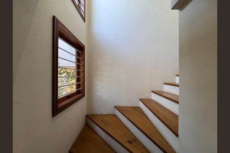 Casa à venda com 247m², 3 quartos e 4 vagas Casa à venda com 247m², 3 quartos e 4 vagasEscada