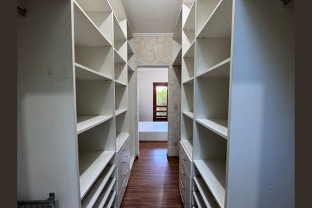 Casa à venda com 247m², 3 quartos e 4 vagas Casa à venda com 247m², 3 quartos e 4 vagasCloset