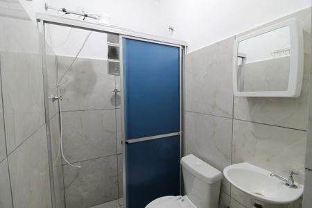 Banheiro de casa para alugar com 1 quarto, 23m² em Jardim Raposo Tavares, São Paulo