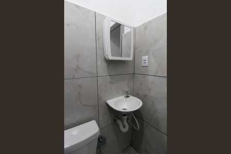 Banheiro de casa para alugar com 1 quarto, 23m² em Jardim Raposo Tavares, São Paulo