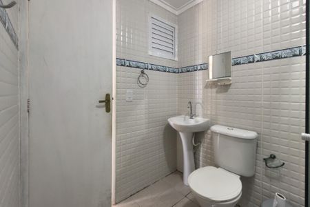 Banheiro de apartamento para alugar com 1 quarto, 45m² em Vila Tupi, Praia Grande