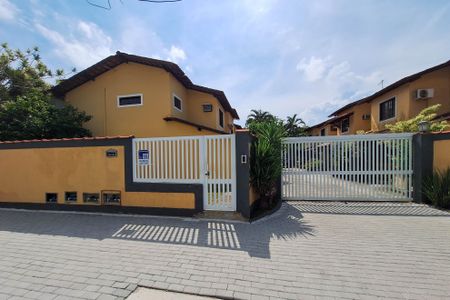 Casa de condomínio à venda com 104m², 3 quartos e 1 vaga Casa de condomínio à venda com 104m², 3 quartos e 1 vagaFachada