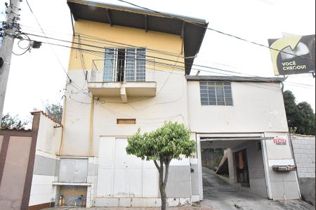 Casa à venda com 180m², 2 quartos e 1 vaga Casa à venda com 180m², 2 quartos e 1 vagaFachada